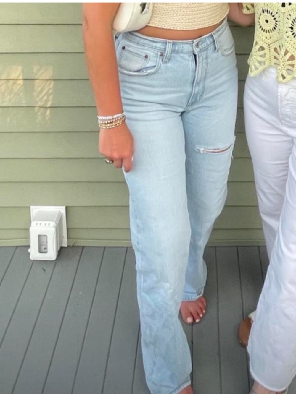 Abercrombie & Fitch Women’s 90s relaxed Jean in Light Wash Blue - Picture 2 of 4